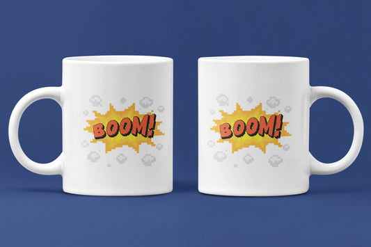 BOOM! – Keramiktasse (325 ml) – 325 ml Keramiktasse als Doppel-Mockup, hochwertiges Gaming- & Nerd-Design Produktfoto.