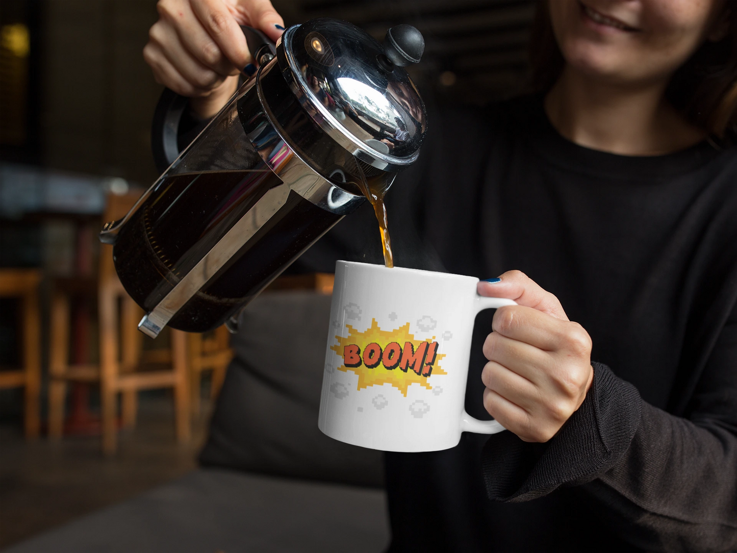 BOOM! – Keramiktasse (325 ml) – 325 ml Keramiktasse als Lifestyle Kaffeemoment Mockup, hochwertiges Gaming- & Nerd-Design Produktfoto.
