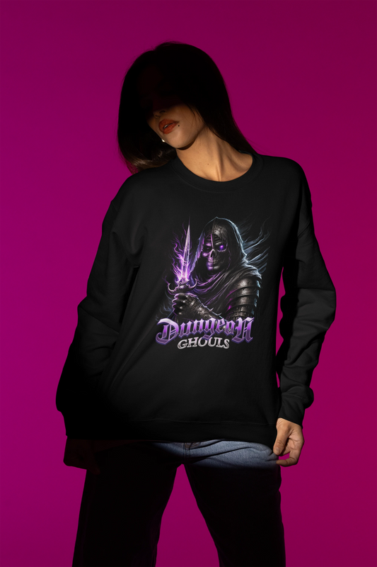 Dungeon Ghouls | Duesterer Fantasy-Pullover mit Skelettkrieger – schwarz Pullover als Weibliches Model-Mockup, hochwertiges Nerd- & Gaming-Design Produktfoto.