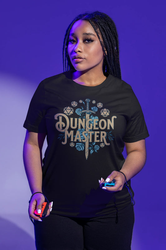 Dungeon Master | Fantasy & RPG T-Shirt für Spielleiter – schwarz T-Shirt als weiblich-Mockup, modernes Gaming-Design und hochwertiges Produktfoto.
