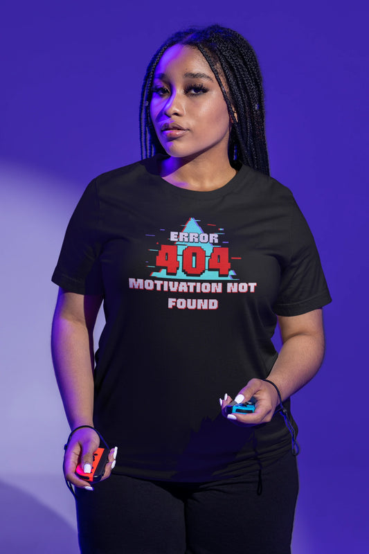 Error 404 – Motivation Not Found | Lustiges T-Shirt für Gamer & Kreative – schwarz T-Shirt als weiblich-Mockup, modernes Gaming-Design und hochwertiges Produktfoto.