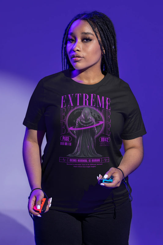 Extreme – Being Normal Is Boring | Mystisches Aesthetic T-Shirt für Individualisten & Streetwear-Lovers – schwarz T-Shirt als weiblich-Mockup, modernes Gaming-Design und hochwertiges Produktfoto.