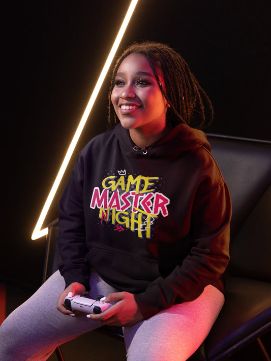 Game Master Night | Buntes Graffiti Gamer Hoodie – schwarz Hoodie als weiblich-Mockup, modernes Gaming-Design und hochwertiges Produktfoto.