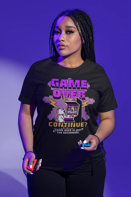 Game Over – Continue? | Retro Arcade T-Shirt für Gamer – schwarz T-Shirt als weiblich-Mockup, modernes Gaming-Design und hochwertiges Produktfoto.