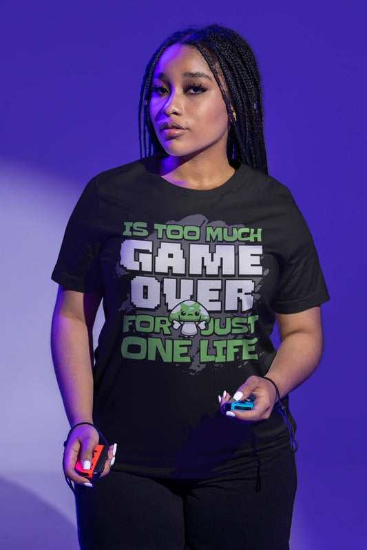 Game Over – One Life Edition | Lustiges Gamer T-Shirt mit Pilz-Motiv – schwarz T-Shirt als weiblich-Mockup, modernes Gaming-Design und hochwertiges Produktfoto.