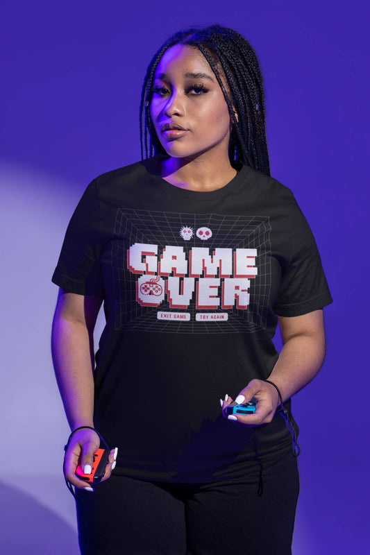 Game Over – Retro Gamer T-Shirt mit 3D Grid Design – schwarz T-Shirt als weiblich-Mockup, modernes Gaming-Design und hochwertiges Produktfoto.