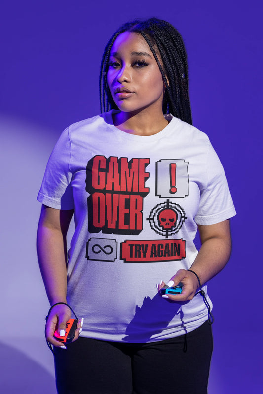 Game Over! Try Again | Retro Gamer T-Shirt – weiss T-Shirt als weiblich-Mockup, modernes Gaming-Design und hochwertiges Produktfoto.