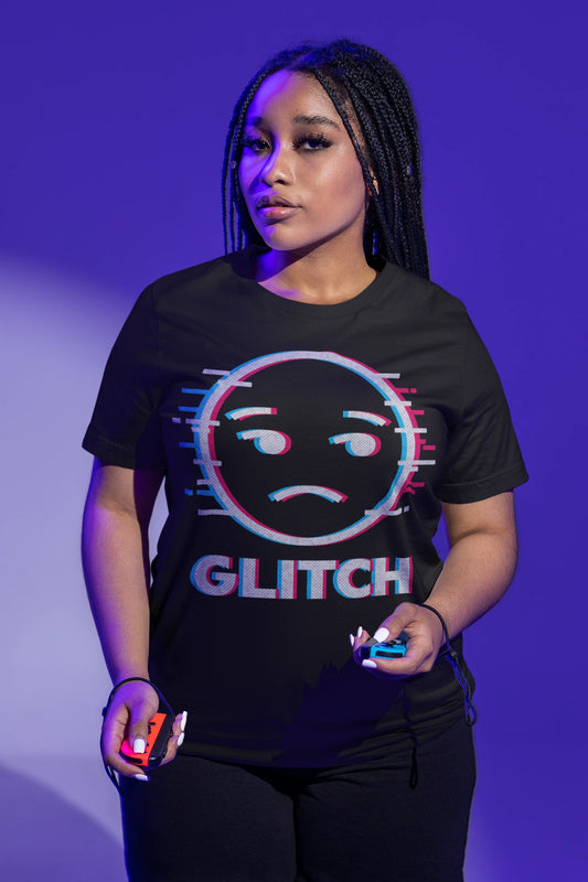 GLITCH – Digital Culture T-Shirt mit RGB Effekt – schwarz T-Shirt als weiblich-Mockup, modernes Gaming-Design und hochwertiges Produktfoto.