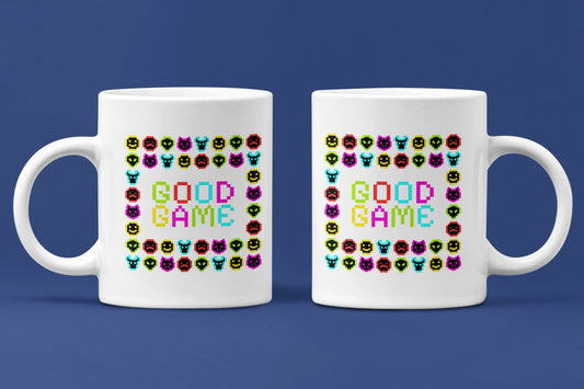 Good Game – Keramiktasse (325 ml) – 325 ml Keramiktasse als Doppel-Mockup, hochwertiges Gaming- & Nerd-Design Produktfoto.