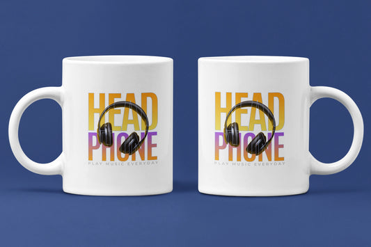 HEADPHONE – Keramiktasse (325 ml) – 325 ml Keramiktasse als Doppel-Mockup, hochwertiges Gaming- & Nerd-Design Produktfoto.