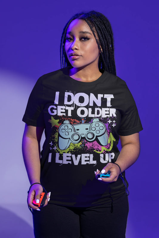 I Don’t Get Older, I Level Up | Lustiges Gamer T-Shirt mit Controller – schwarz T-Shirt als weiblich-Mockup, modernes Gaming-Design und hochwertiges Produktfoto.