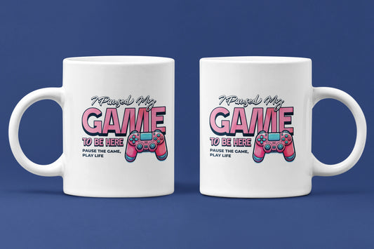 I Paused My Game To Be Here – Keramiktasse (325 ml) – 325 ml Keramiktasse als Doppel-Mockup, hochwertiges Gaming- & Nerd-Design Produktfoto.