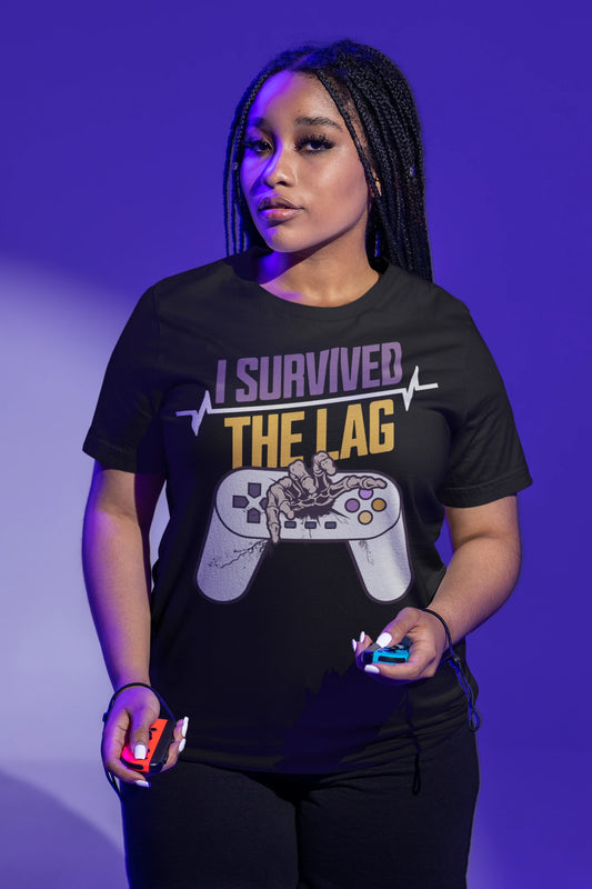 I Survived The Lag – Gamer T-Shirt für echte Survivors – schwarz T-Shirt als weiblich-Mockup, modernes Gaming-Design und hochwertiges Produktfoto.