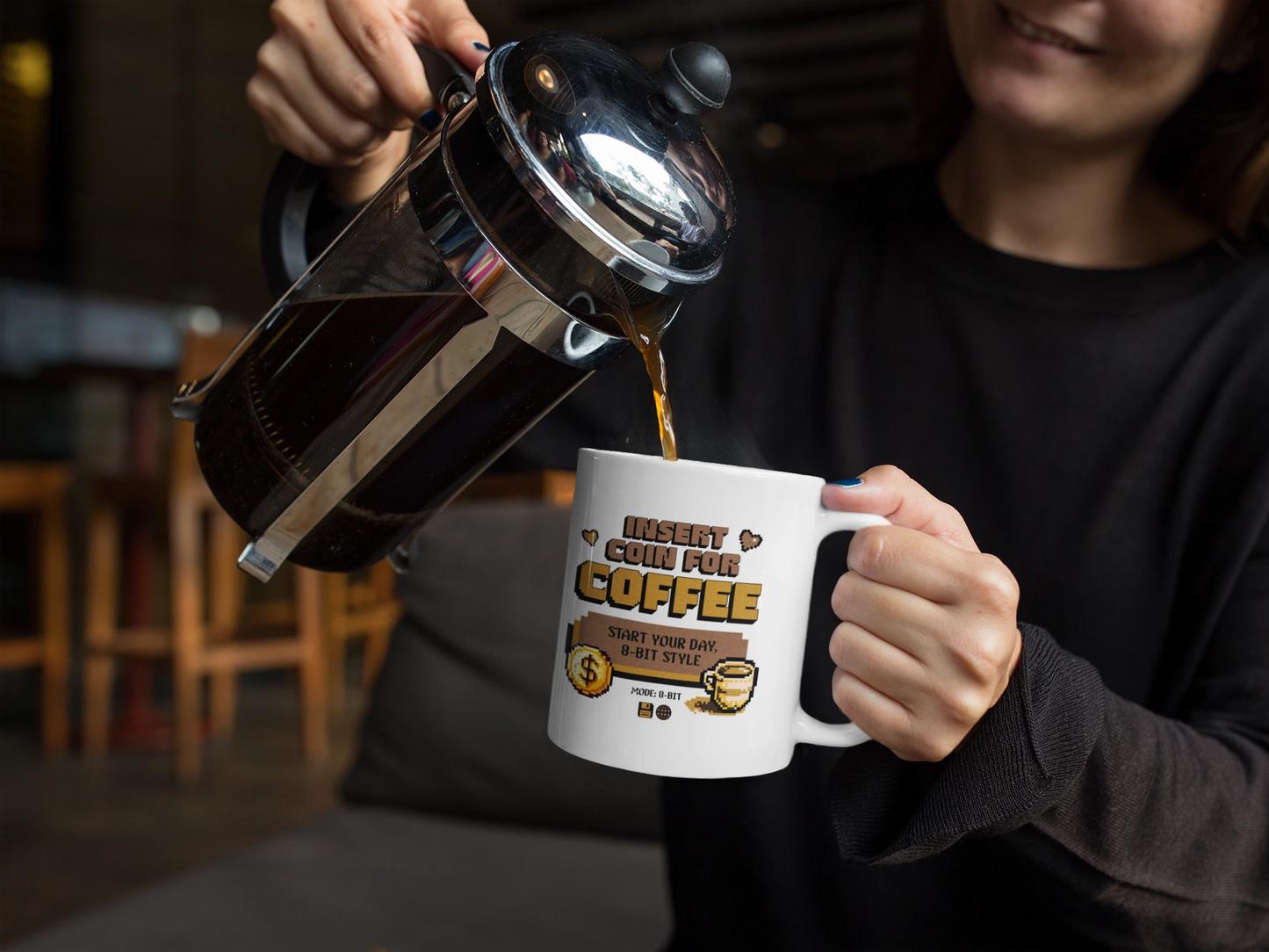 Insert Coin for Coffee – Keramiktasse (325 ml) – 325 ml Keramiktasse als Lifestyle Kaffeemoment Mockup, hochwertiges Gaming- & Nerd-Design Produktfoto.