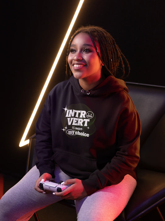 Introvert Choice | Hoodie fuer alle, die einfach so sind, wie sie sind – schwarz Hoodie als weiblich-Mockup, modernes Gaming-Design und hochwertiges Produktfoto.