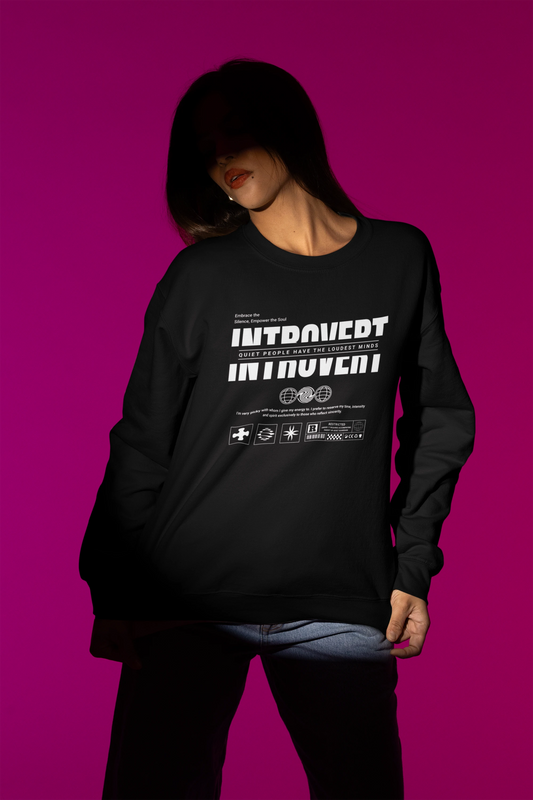 Introvert – Quiet People Have the Loudest Minds | Minimalistischer Statement-Pullover – schwarz Pullover als Weibliches Model-Mockup, hochwertiges Nerd- & Gaming-Design Produktfoto.