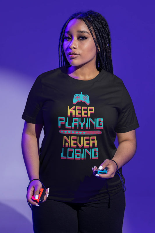 Keep Playing – Never Losing | Gamer T-Shirt – schwarz T-Shirt als weiblich-Mockup, modernes Gaming-Design und hochwertiges Produktfoto.