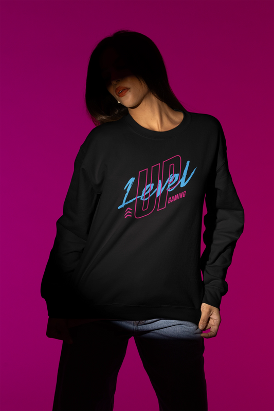 Level Up Gaming – Neon Retro Gamer Pullover – schwarz Pullover als Weibliches Model-Mockup, hochwertiges Nerd- & Gaming-Design Produktfoto.
