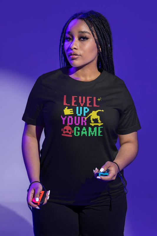 Level Up Your Game | Farbiges Retro Gamer T-Shirt im 8-Bit-Stil – schwarz T-Shirt als weiblich-Mockup, modernes Gaming-Design und hochwertiges Produktfoto.