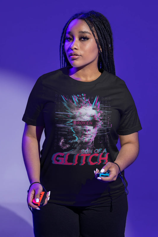 Son of a Glitch | Cyberpunk Grafik T-Shirt – schwarz T-Shirt als weiblich-Mockup, modernes Gaming-Design und hochwertiges Produktfoto.