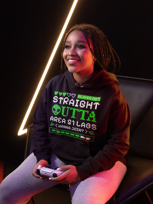 Straight Outta Area 51 Hoodie – Alien & 8-Bit Gamer Design – schwarz Hoodie als weiblich-Mockup, modernes Gaming-Design und hochwertiges Produktfoto.