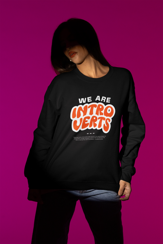 We Are Introverts – Cozy Statement Pullover fuer Ruhe-Liebhaber – schwarz Pullover als Weibliches Model-Mockup, hochwertiges Nerd- & Gaming-Design Produktfoto.