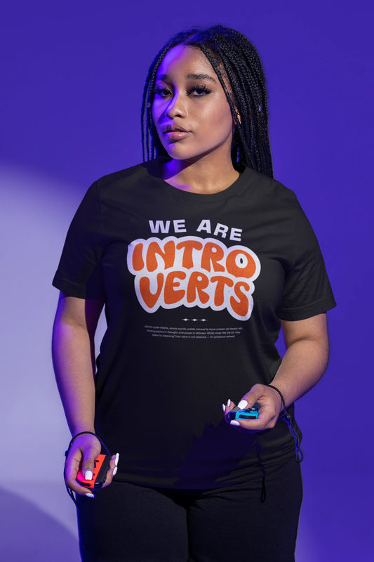 We Are Introverts | Minimalistisches Statement-T-Shirt für Introvertierte & Deep Thinker – schwarz T-Shirt als weiblich-Mockup, modernes Gaming-Design und hochwertiges Produktfoto.