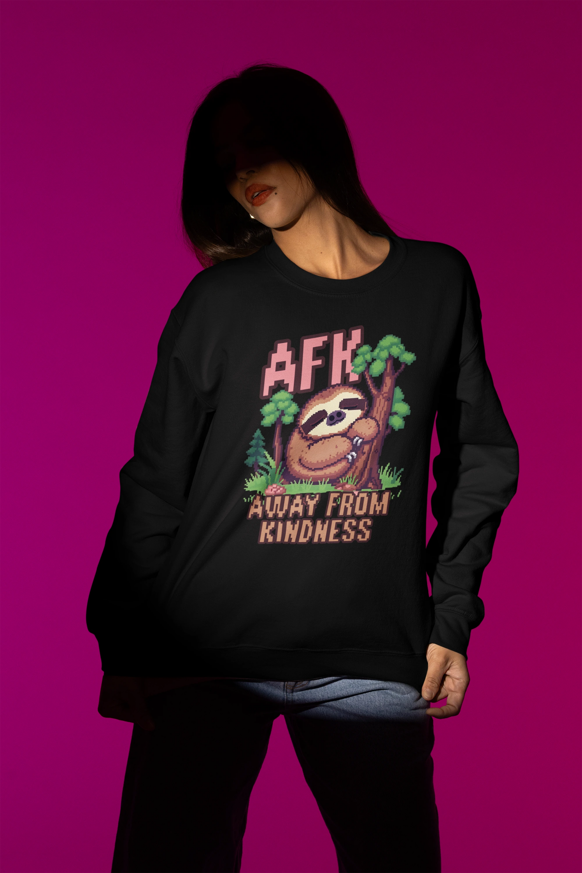 AFK – Away From Kindness | Pixel Sloth Pullover – schwarz Pullover als Weibliches Model-Mockup, hochwertiges Nerd- & Gaming-Design Produktfoto.