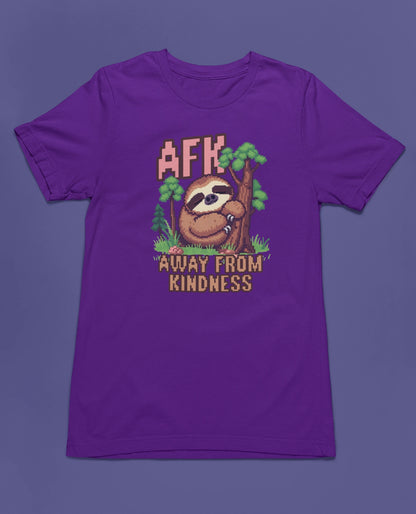AFK – Away From Kindness | Pixel Sloth T-Shirt – lila T-Shirt als flatlay-Mockup, modernes Gaming-Design und hochwertiges Produktfoto.