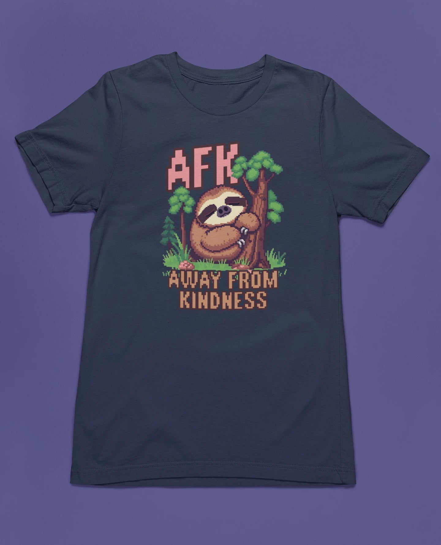 AFK – Away From Kindness | Pixel Sloth T-Shirt – marine T-Shirt als flatlay-Mockup, modernes Gaming-Design und hochwertiges Produktfoto.
