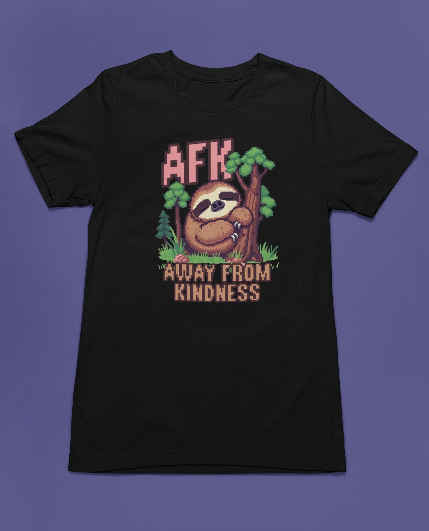 AFK – Away From Kindness | Pixel Sloth T-Shirt – schwarz T-Shirt als flatlay-Mockup, modernes Gaming-Design und hochwertiges Produktfoto.