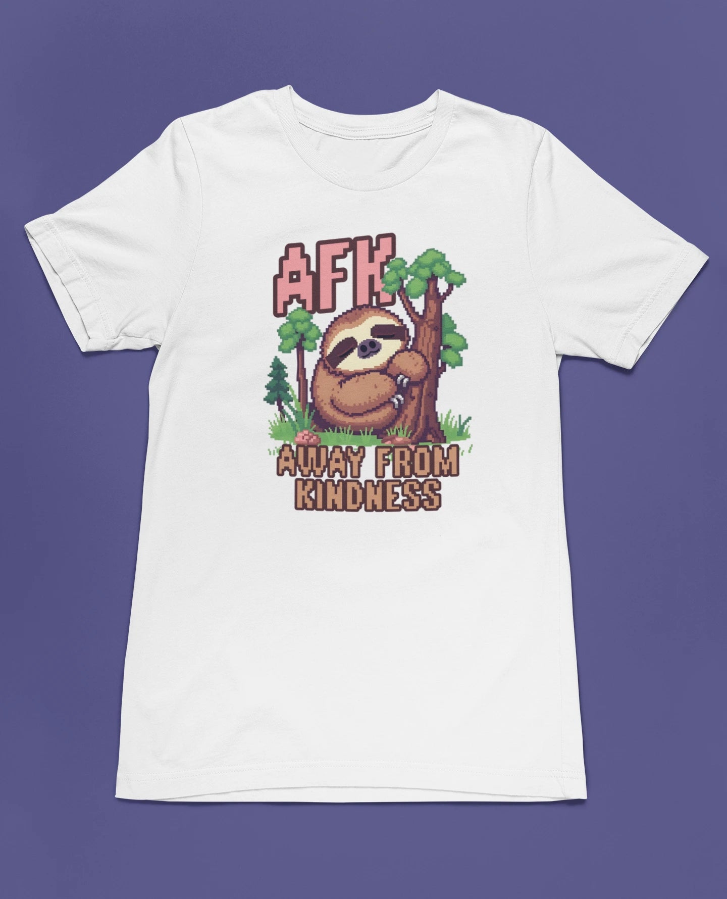 AFK – Away From Kindness | Pixel Sloth T-Shirt – weiss T-Shirt als flatlay-Mockup, modernes Gaming-Design und hochwertiges Produktfoto.