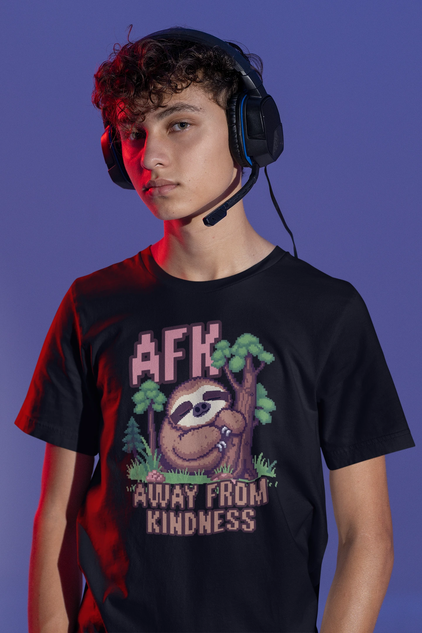AFK – Away From Kindness | Pixel Sloth T-Shirt – schwarz T-Shirt als maennlich-Mockup, modernes Gaming-Design und hochwertiges Produktfoto.