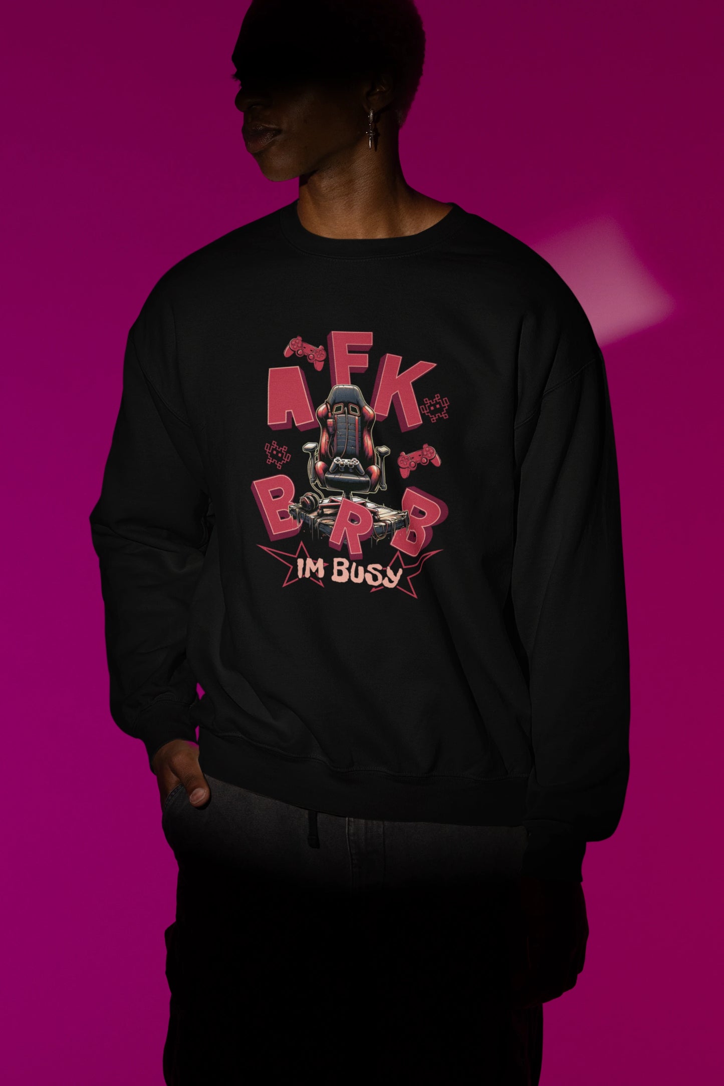 AFK / BRB – Gamer Chair | Gaming-Pullover fuer Zocker & Streamer – schwarz Pullover als Maennliches Model-Mockup, hochwertiges Nerd- & Gaming-Design Produktfoto.