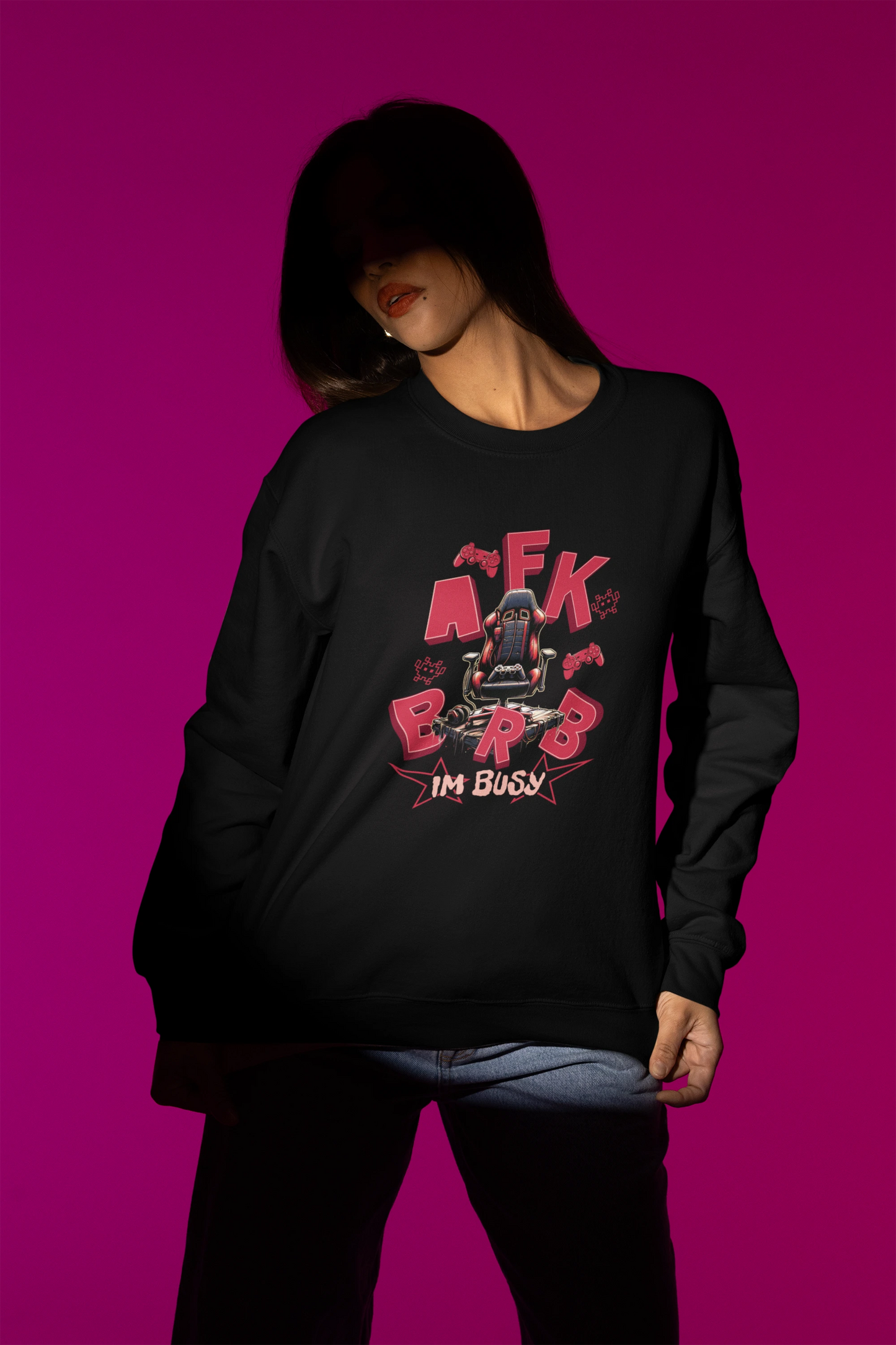 AFK / BRB – Gamer Chair | Gaming-Pullover fuer Zocker & Streamer – schwarz Pullover als Weibliches Model-Mockup, hochwertiges Nerd- & Gaming-Design Produktfoto.