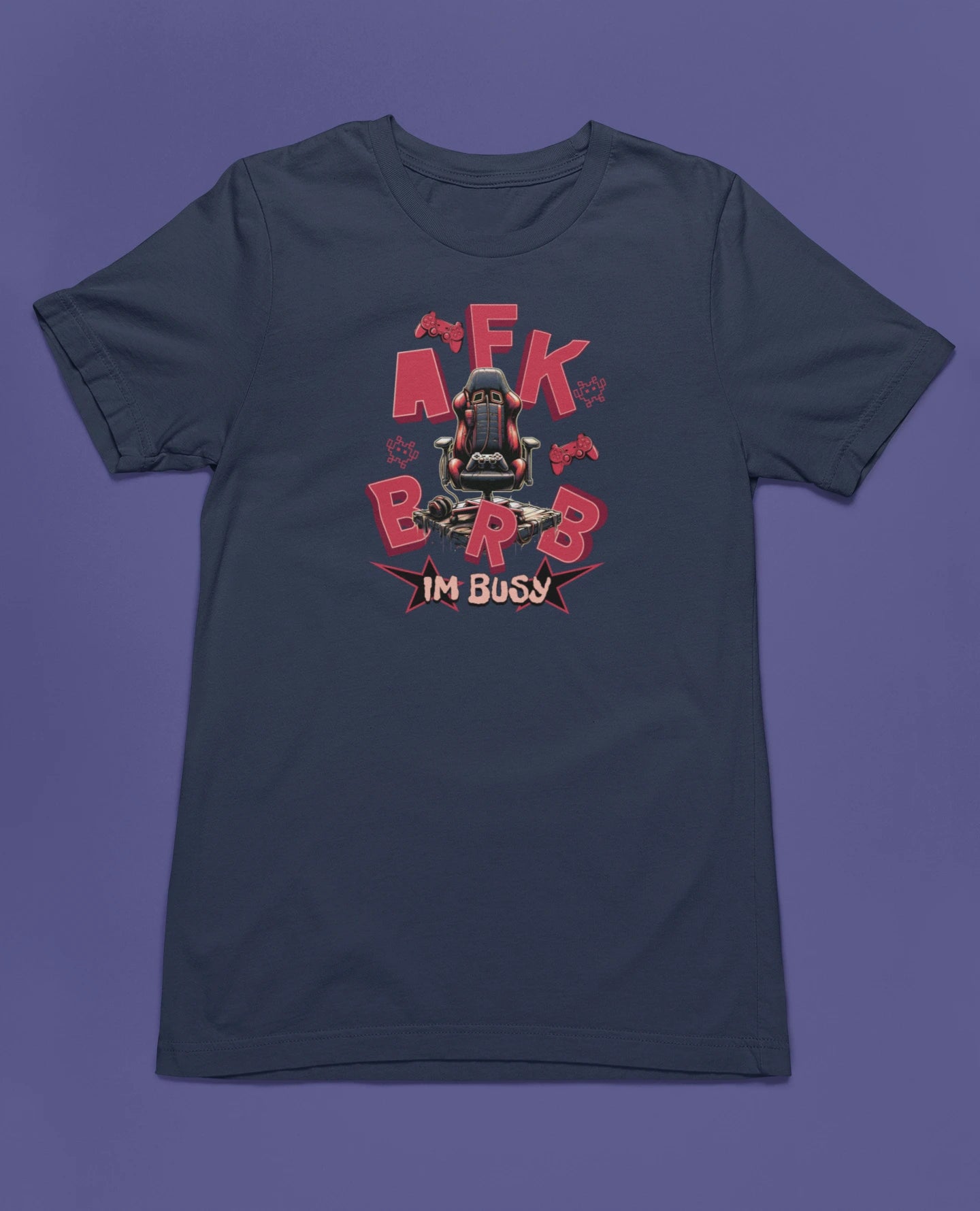 AFK BRB – I’m Busy | Gaming Chair T-Shirt für echte Zocker – marine T-Shirt als flatlay-Mockup, modernes Gaming-Design und hochwertiges Produktfoto.
