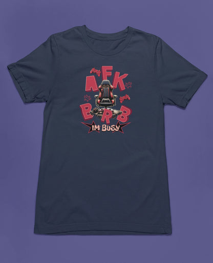 AFK BRB – I’m Busy | Gaming Chair T-Shirt für echte Zocker – marine T-Shirt als flatlay-Mockup, modernes Gaming-Design und hochwertiges Produktfoto.