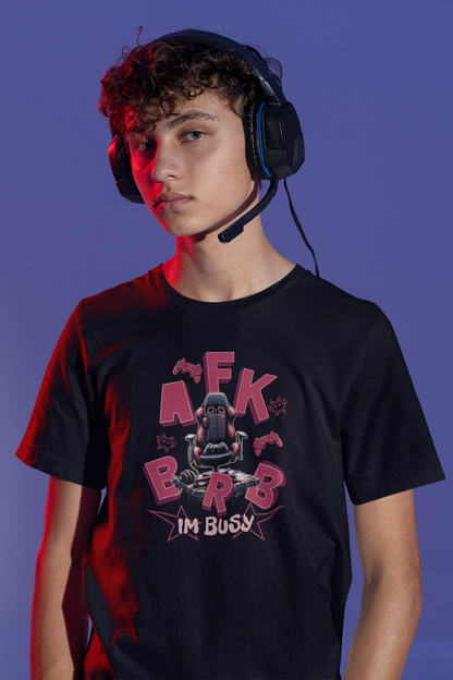 AFK BRB – I’m Busy | Gaming Chair T-Shirt für echte Zocker – schwarz T-Shirt als maennlich-Mockup, modernes Gaming-Design und hochwertiges Produktfoto.