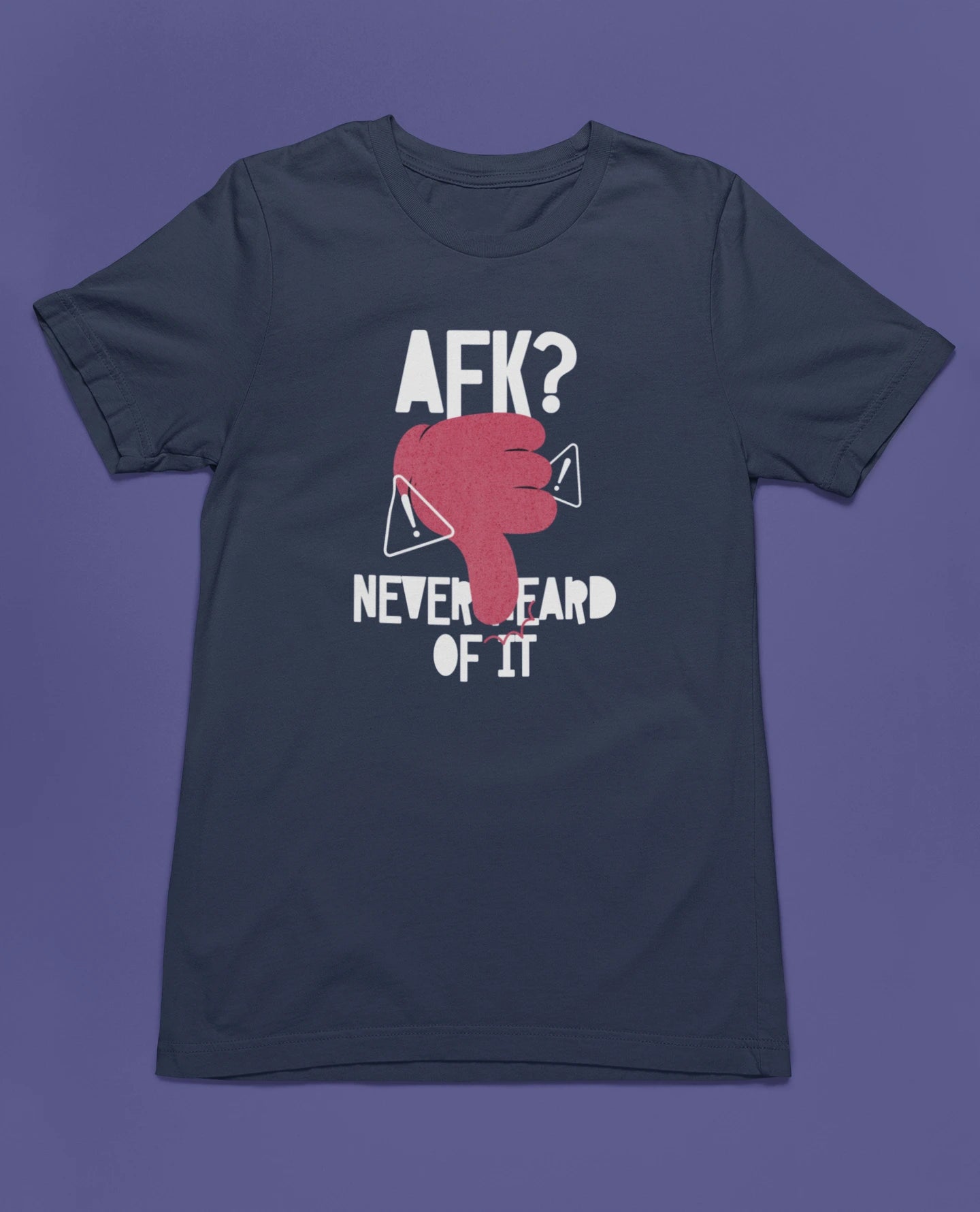 AFK? Never heard of it – Gamer T-Shirt für Fokus-Mode – marine T-Shirt als flatlay-Mockup, modernes Gaming-Design und hochwertiges Produktfoto.