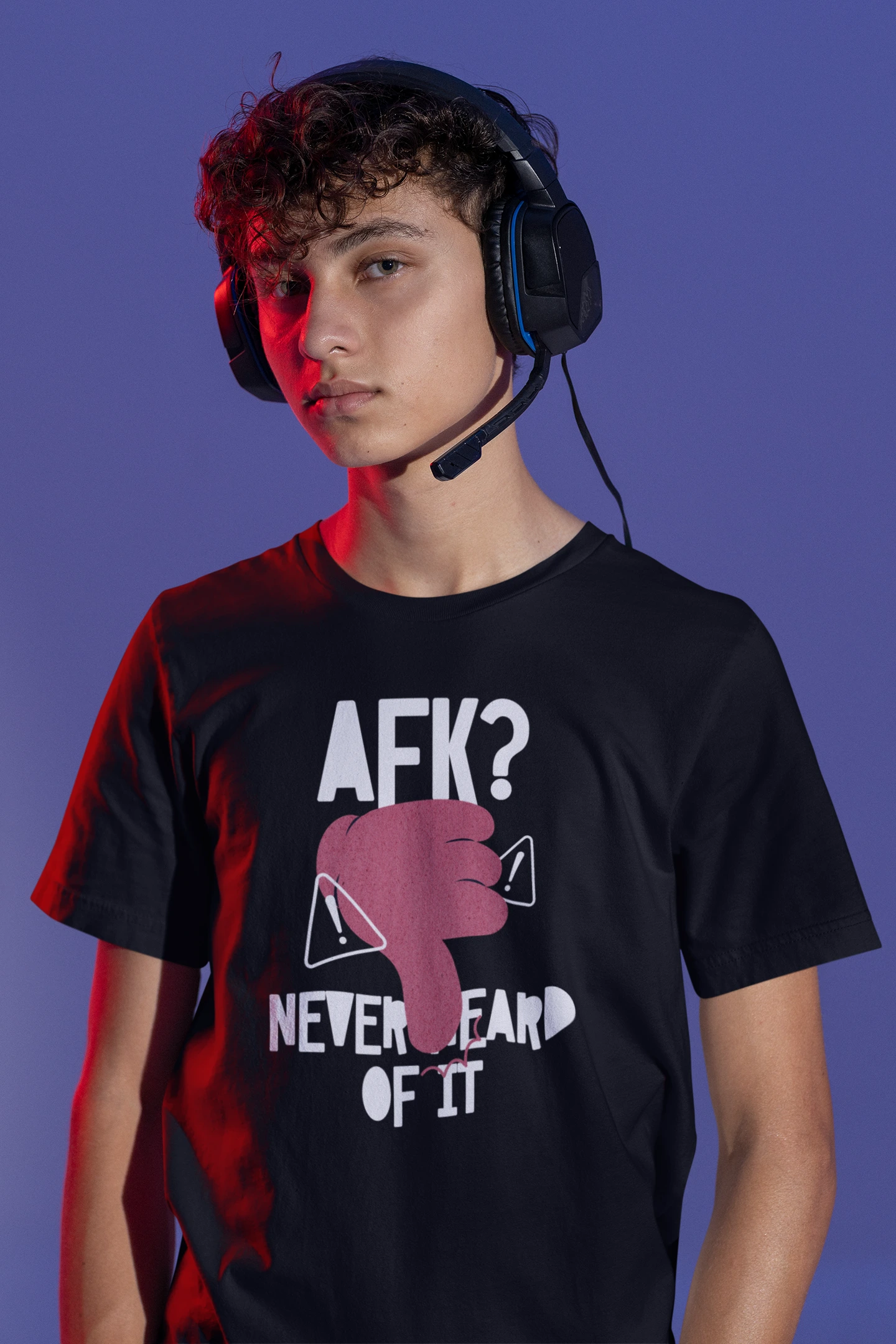 AFK? Never heard of it – Gamer T-Shirt für Fokus-Mode – schwarz T-Shirt als maennlich-Mockup, modernes Gaming-Design und hochwertiges Produktfoto.