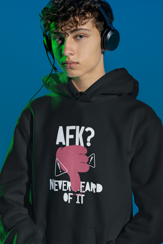 AFK? Never Heard Of It Hoodie – Gamer Humor Design – schwarz Hoodie als maennlich-Mockup, modernes Gaming-Design und hochwertiges Produktfoto.