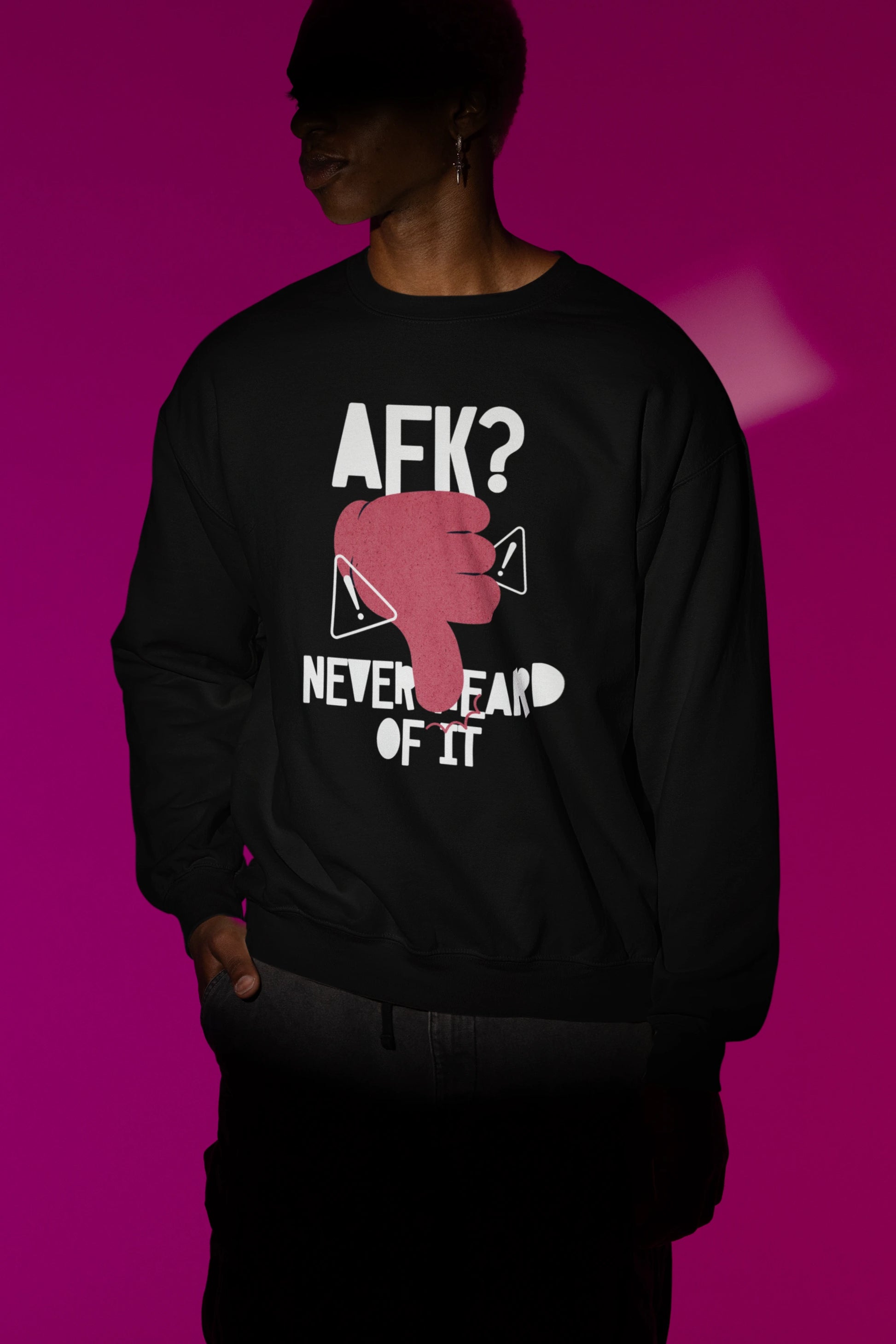 AFK? Never Heard of It | Humorvoller Pullover im Gaming-Stil – schwarz Pullover als Maennliches Model-Mockup, hochwertiges Nerd- & Gaming-Design Produktfoto.