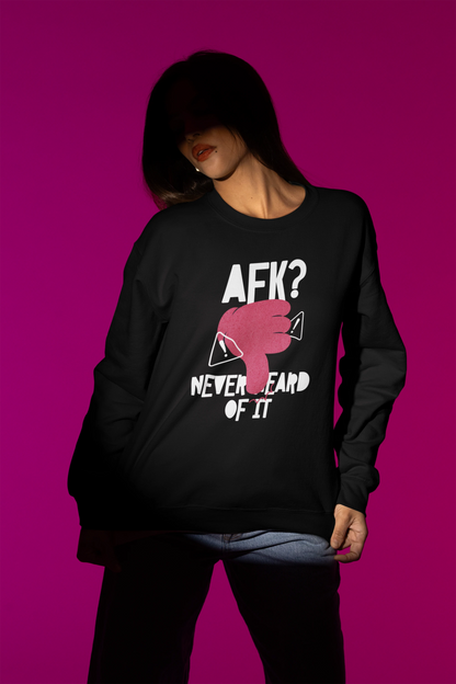 AFK? Never Heard of It | Humorvoller Pullover im Gaming-Stil – schwarz Pullover als Weibliches Model-Mockup, hochwertiges Nerd- & Gaming-Design Produktfoto.