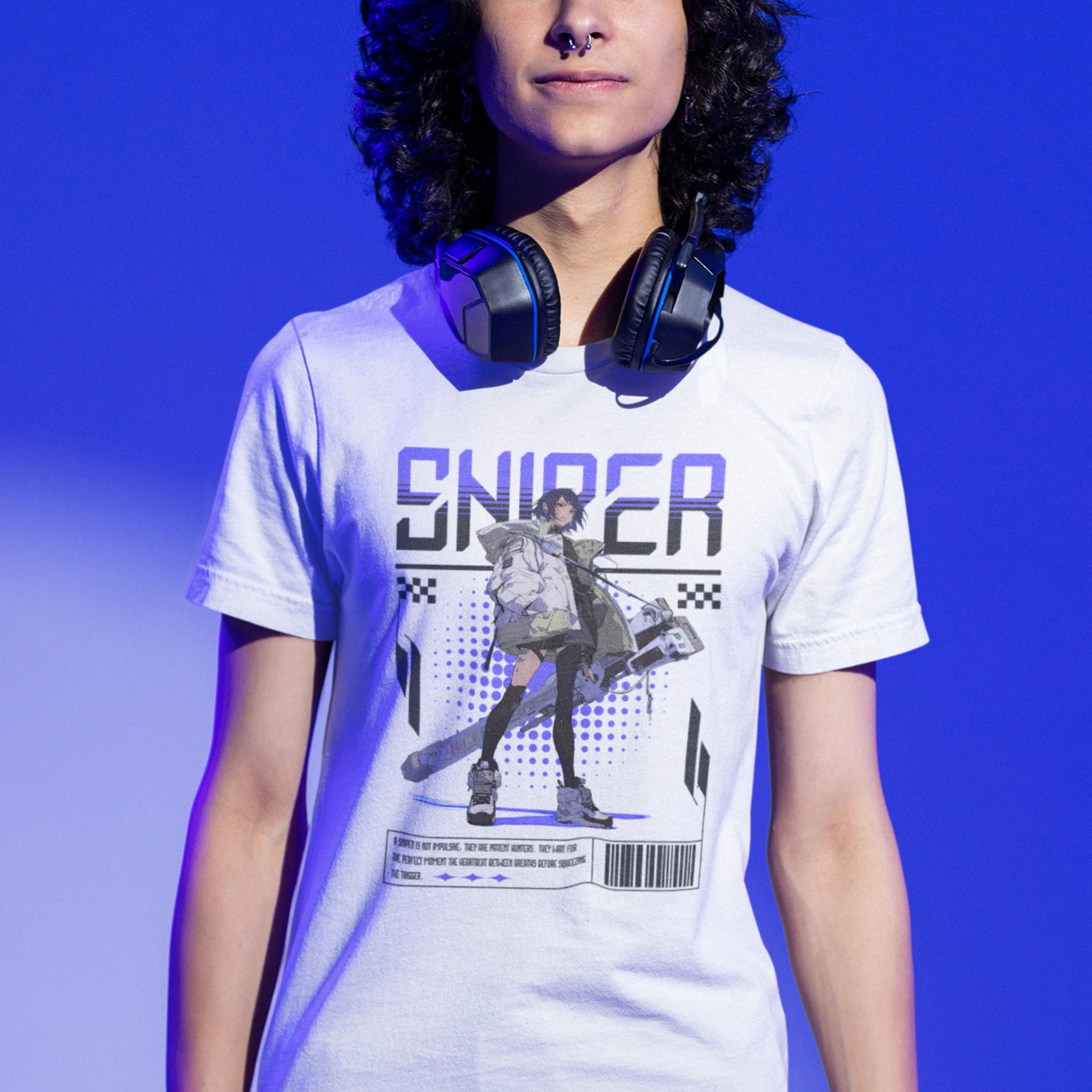 Anime Gamer Shirt - Sniper in weiß – Unisex Gaming T-Shirt im Nerd & Streetwear Style, getragen von männlichen Model