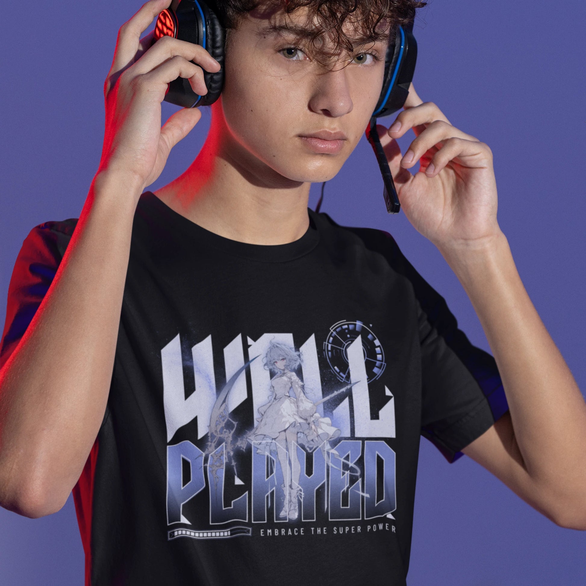 Anime Gamer Shirt - Well Played in schwarz – Unisex Gaming T-Shirt im Nerd & Streetwear Style, getragen von männlichen Model