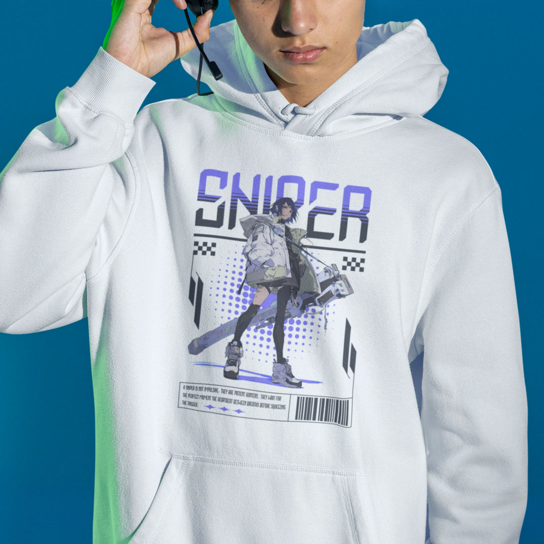Anime Hoodie - Sniper in weiß – Unisex Gaming Hoodie im Nerd & Streetwear Style, getragen von männlichen Model
