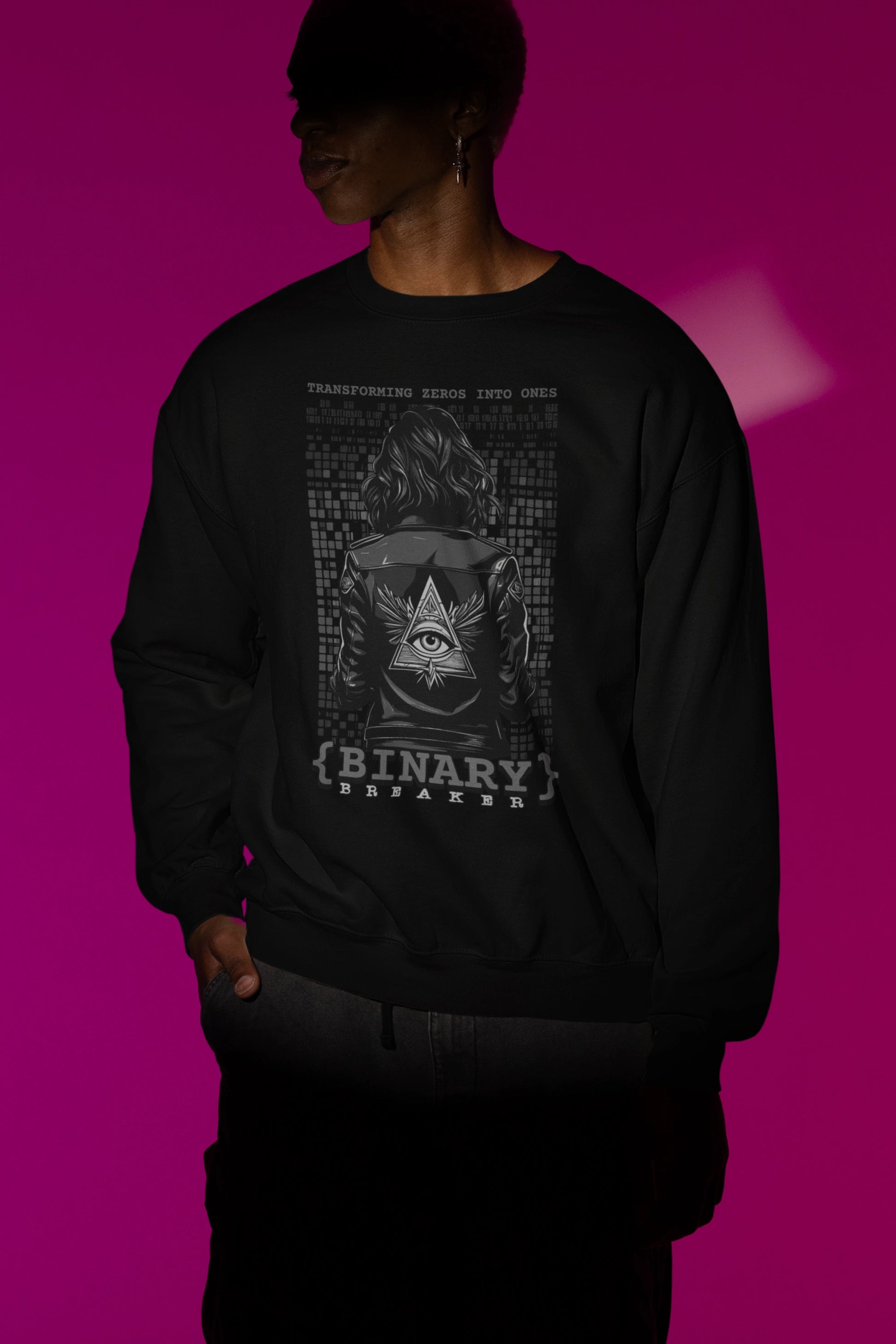 Binary Breaker | Hacker-Pullover im Cyber-Style – schwarz Pullover als Maennliches Model-Mockup, hochwertiges Nerd- & Gaming-Design Produktfoto.