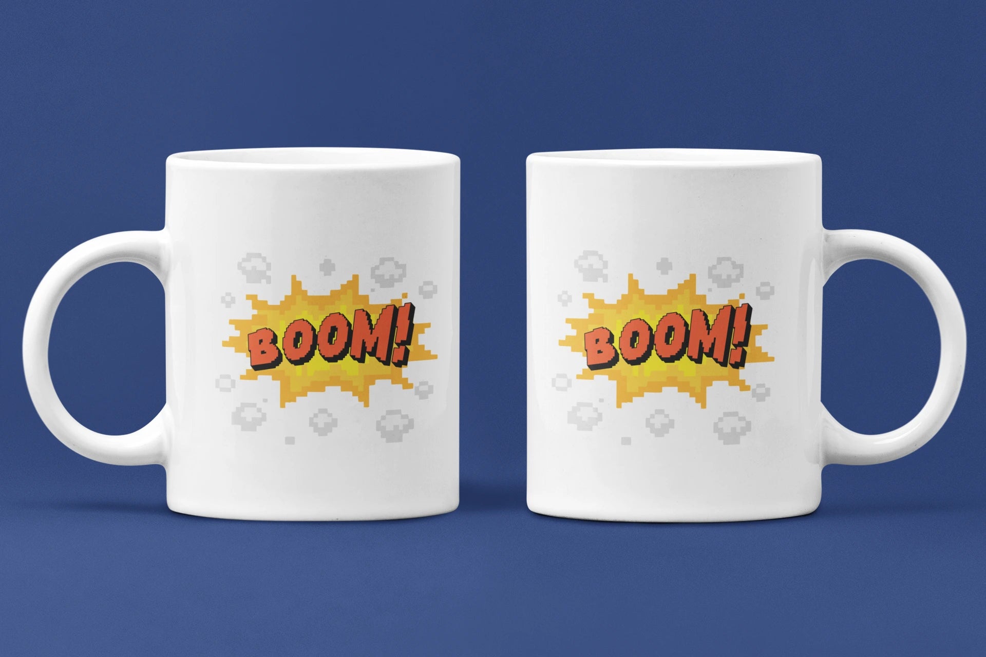 BOOM! – Keramiktasse (325 ml) – 325 ml Keramiktasse als Doppel-Mockup, hochwertiges Gaming- & Nerd-Design Produktfoto.