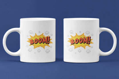 BOOM! – Keramiktasse (325 ml) – 325 ml Keramiktasse als Doppel-Mockup, hochwertiges Gaming- & Nerd-Design Produktfoto.