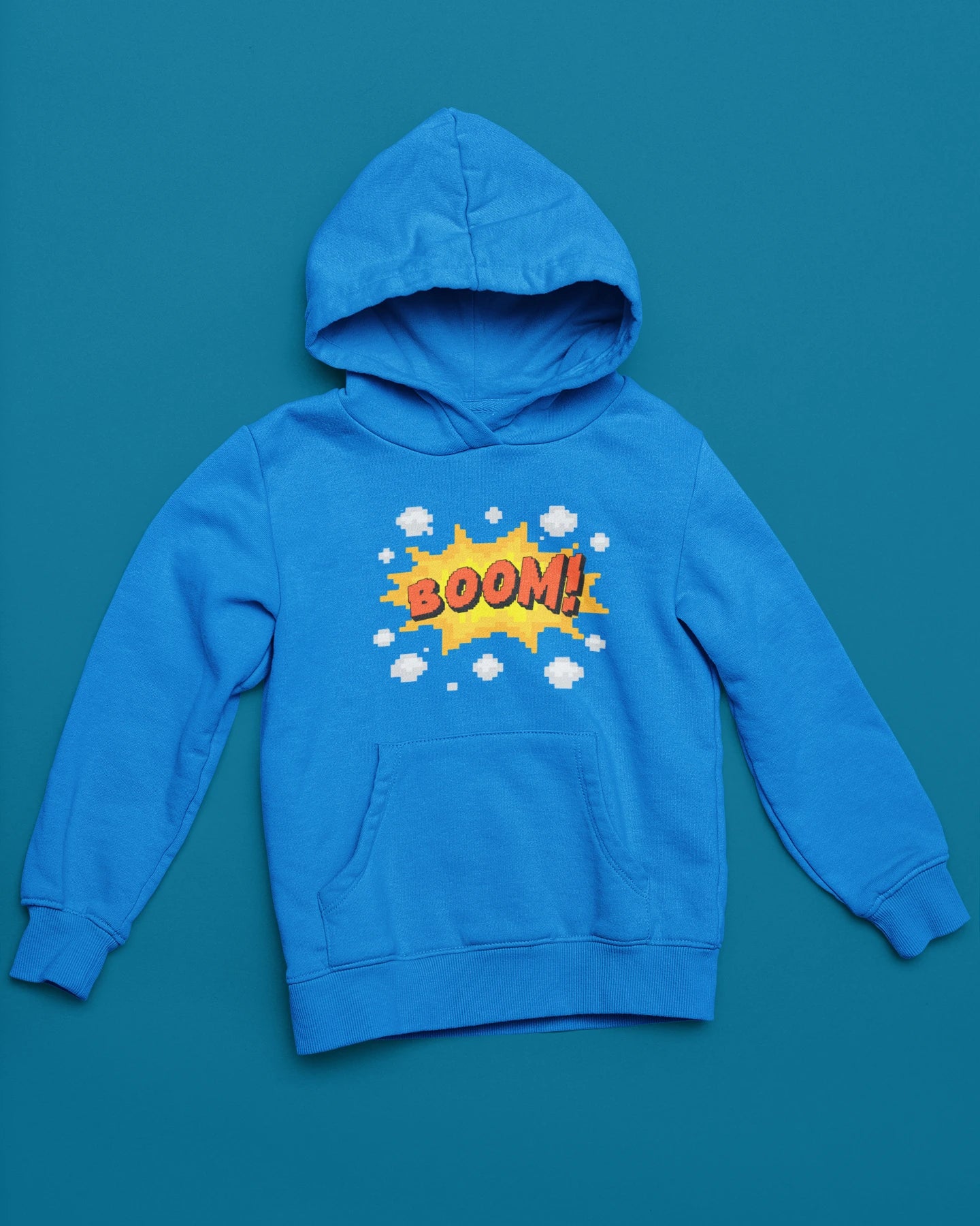 BOOM! – Pixel Explosion Hoodie – blau Hoodie als flatlay-Mockup, modernes Gaming-Design und hochwertiges Produktfoto.